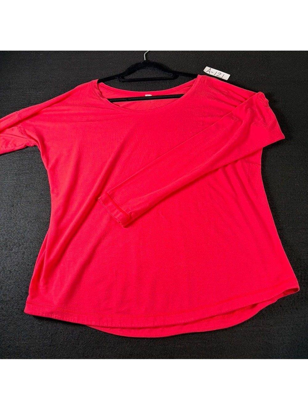 Under Armour Women Red Long Sleeve Athletic Top Loose Fit Thumbholes Size L